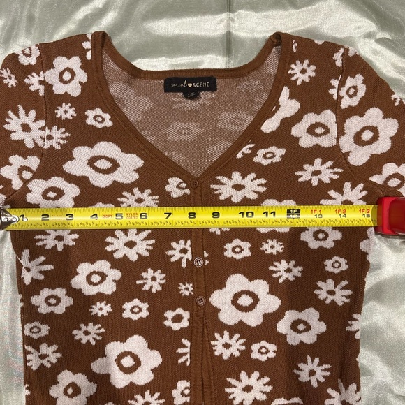 Chic Brown Floral Cardigan - Picture 4 of 5